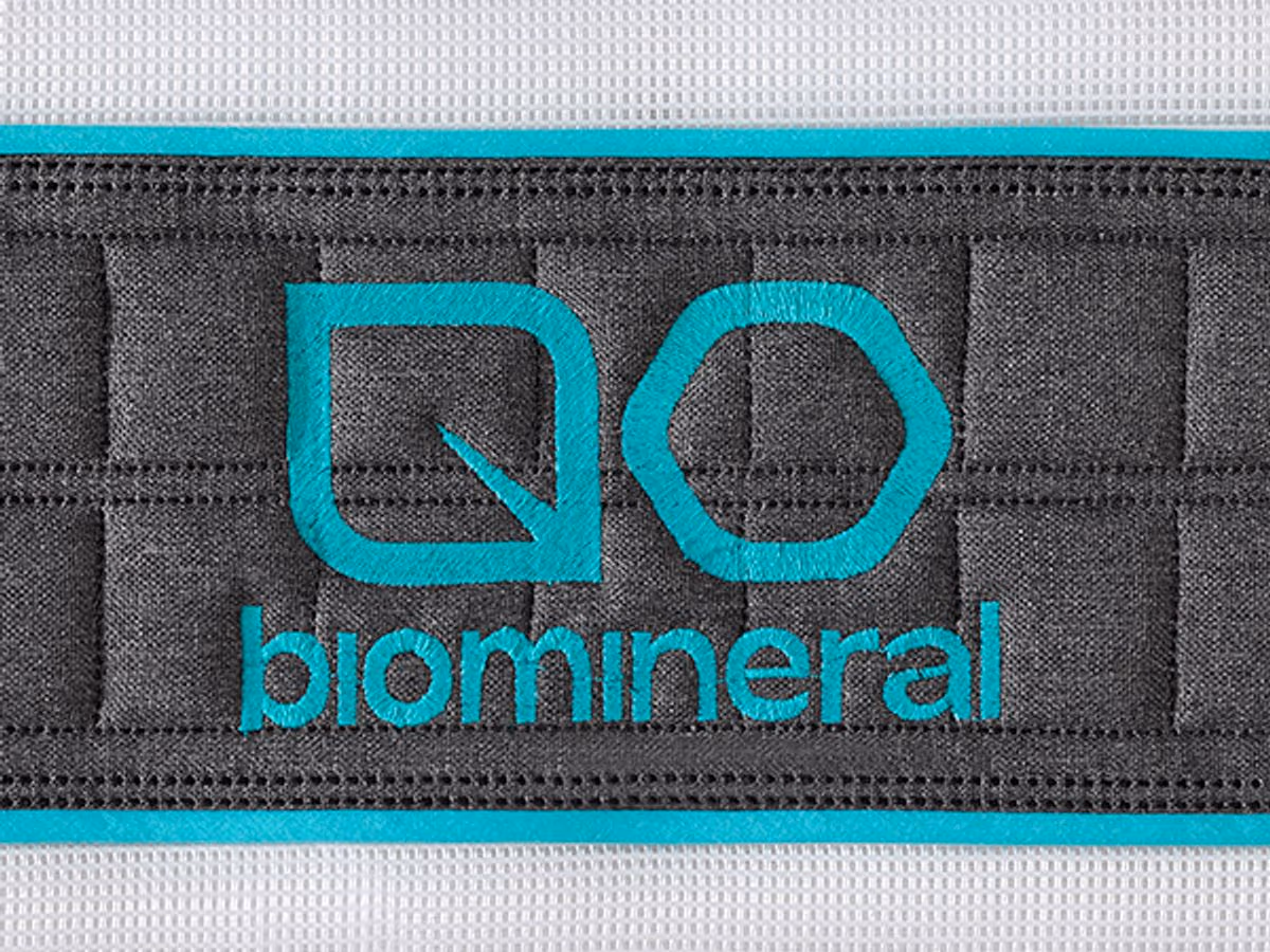 Detalle del logotipo bordado Biomineral